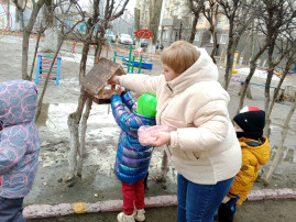 Как мы птиц кормили Как мы птиц кормили.