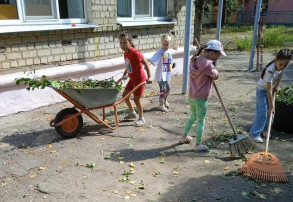 Помощь в благоустройстве территории детского сада Помощь в благоустройстве территории детского сада.
