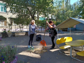Субботник в детском саду Субботник в детском саду.